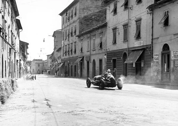 1938 Coppa Ciano Livorno, 7th August 1938 Luigi Gigi Villoresi (Maserati 6CM), is about to overtake a back marker as he leads the Junior race. World Copyright: Robert Fellowes  /  LAT Photographic