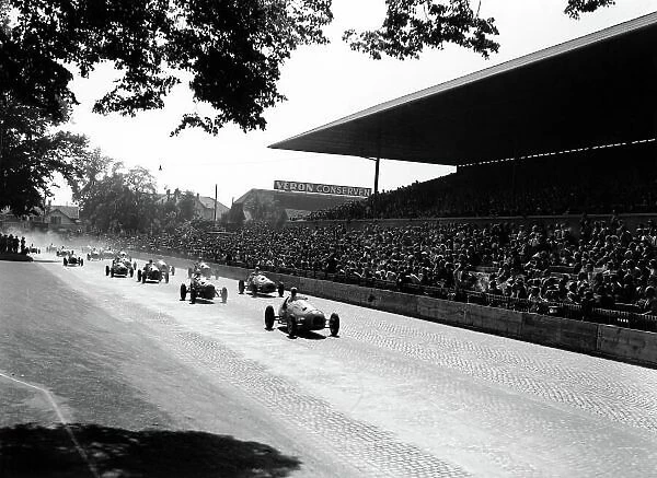 1948 Swiss Grand Prix. Bremgarten, Berne, Switzerland. 4th July 1948. Jean-Pierre Wimille (Alfa-Romeo 158), 2nd position, leads at the start, action. World Copyright: LAT Photographic. Ref: C22577