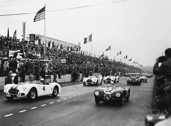 1951 Le Mans 24 hours: Stirling Moss  /  Jack Fairman, retired, leads at the start with Phil Walters  /  John Fitch, 18th position, along side, action