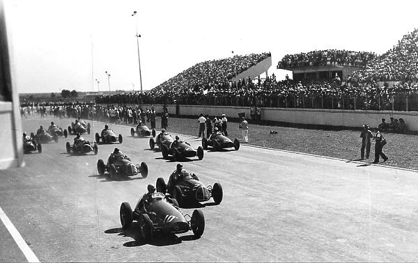 1953 Argentinian Grand Prix: Alberto Ascari leads Juan Manuel Fangio at the start. Ascari finished in 1st position