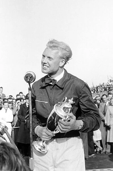 1953 Daily Express International Trophy. Silverstone, Great Britain. 9 May 1953. Mike Hawthorn (Ferrari 500), portrait, podium. World Copyright: LAT Photographic Ref: Autosport b&w print. Published: Autosport, 15 / 5 / 1953 p616