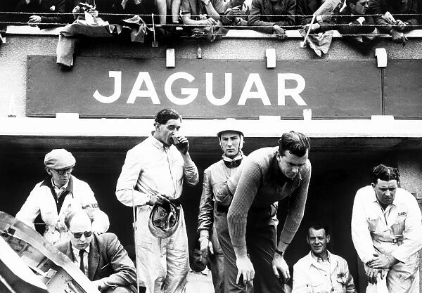 1953 Le Mans 24 hours: Stirling Moss  /  Peter Walker, 2nd position, pit stop, action