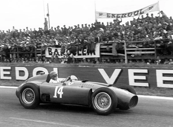 1956 French Grand Prix Reims, France. 1956 Race winner Peter Collins (Lancia Ferrari D50), action. World Copyright: LAT Photographic ref: 403  /  28