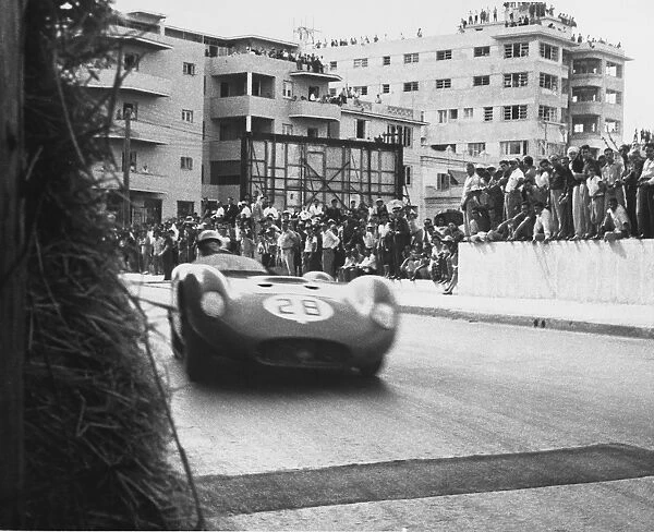 1957 Cuban Grand Prix: Stirling Moss, retired, took over Harry Schells car biut that also retired, start action
