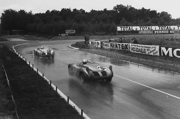 1958 Le Mans 24 hours: Jean Behra  /  Hans Herrmann, 3rd position, leads Edgar Barth  /  Paul Frere, 4th position, action