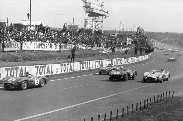 1958 Le Mans 24 hours: Tony Brooks  /  Maurice Trintignant, Aston Martin DBR1  /  30, retired, leads the field at the start of the race, action