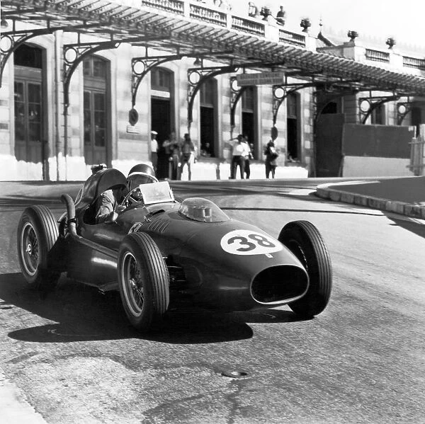 1958 Monaco Grand Prix: Mike Hawthorn, Ferrari Dino 246, retired, action