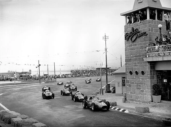 1958 Portuguese Grand Prix - Start: Mike Hawthorn, leads Jean Behra, 4th position, at the start, action
