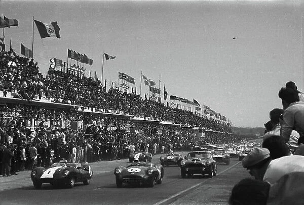 1959 Le Mans 24 hours. Le Mans, France. 20th - 21st June 1959. Start of the race, action. World Copyright: LAT Photographic. Ref: 580 - 24