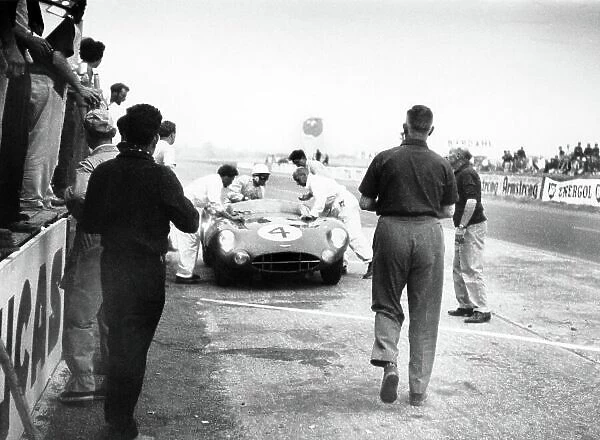 1959 Le Mans 24 hours. Le Mans, France. 20-21 June 1959. Stirling Moss / Jack Fairman (Aston Martin DBR1), retired, pit stop. World Copyright: LAT Photographic Ref: 579#22a