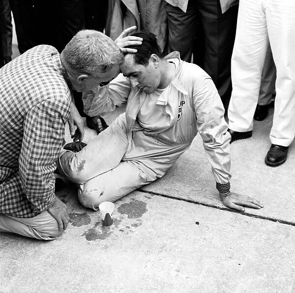 1959 United States Grand Prix: Jack Brabham collapsed after pushing his Cooper T51-Climax across the line to finish 4th and clinch the World