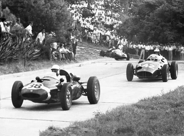 1960 Buenos Aires Grand Prix: Maurice Trintignant, 1st position, leads Dan Gurney, 2nd position, with Carlos Menditeguy, retired, action