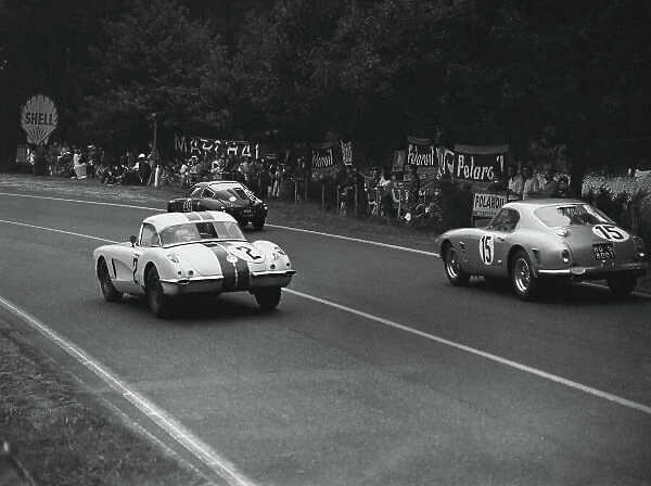 1960 Le Mans 24 hours. Le Mans, France. 25th - 26th June 1960. Dick Thompson / Fred Windridge (Chevrolet Corvette C1), retired, is passed by Graham Whitehead / Henry Taylor (Ferrari 250 GT SWB), retired, action. World Copyright: LAT Photographic