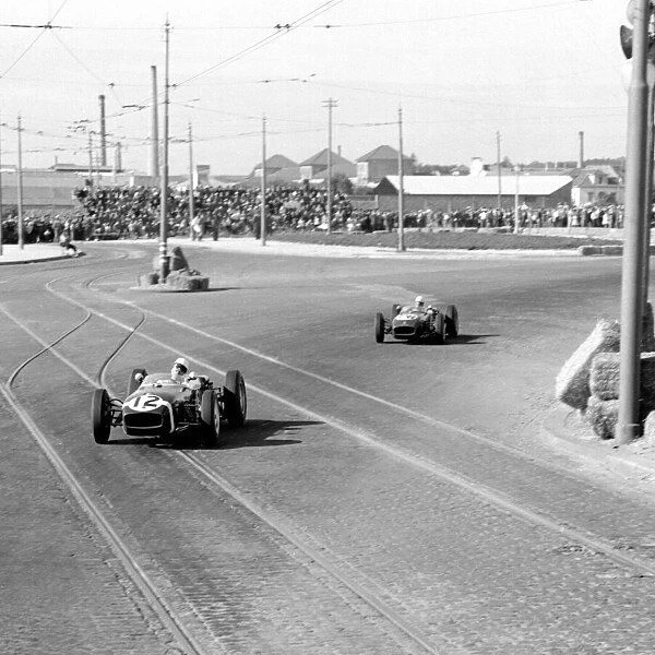 1960 Portuguese Grand Prix. Porto, Portugal. 12-14 August 1960. Stirling Moss (Cooper T53 Climax) followed by John Surtees (Lotus 18 Climax). Ref-7073B  /  W. World Copyright - LAT Photographic