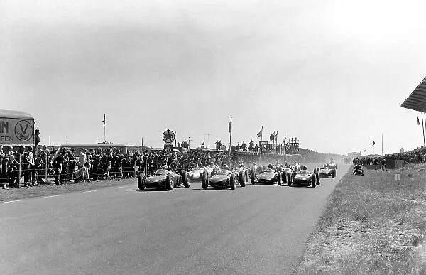 1961 Dutch Grand Prix. Zandvoort, Holland. 22 May 1961. Phil Hill, Wolfgang von Trips and Richie Ginther (all Ferrari Dino 156) lead at the start. World Copyright: LAT Photographic Ref: Autocar C61703