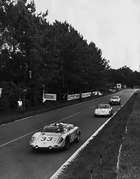 1961 Le Mans 24 hours: Masten Gregory  /  Bob Holbert, 5th position, leads Jo Bonnier  /  Dan Gurney, retired, action
