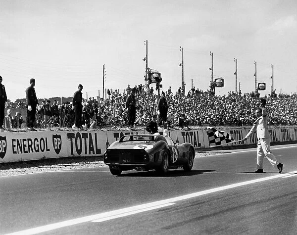 1962 Le Mans 24 hours: Olivier Gendebien  /  Phil Hill, 1st position, crosses the finishing line and takes the chequered flag, action