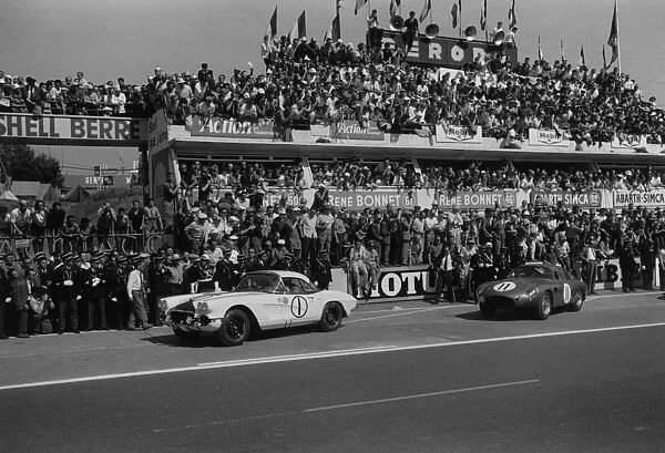 1962 Le Mans 24 hours: Tony Settember  /  Jack Turner, retired and Graham Hill  /  Richie Ginther, retired, in the pit lane before the start, action