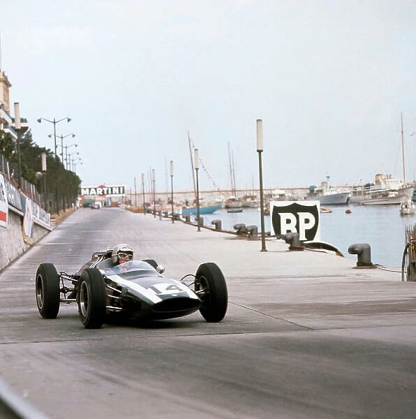 1962 Monaco Grand Prix. Monte Carlo, Monaco. 31 / 5-3 / 6 1962. Bruce McLaren (Cooper T60 Climax) 1st position at Tabac. Ref-511. World Copyright - LAT Photographic