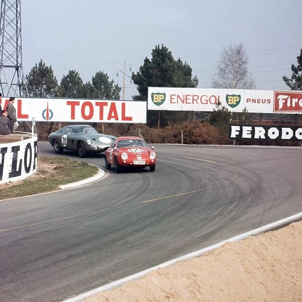 1963 Le Mans 24 hour Test Weekend: Guy Flayac, 12th position leads Bruce McLaren, 3rd position, action