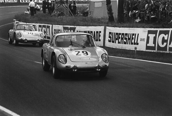1963 Le Mans 24 Hours: Gerhard Koch  /  Carel Godin de Beaufort, retired, leads Heinz Schiller  /  Ben Pon, retired, action