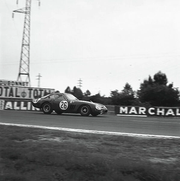 1963 Le Mans 24 Hours. Le Mans, France. 15th - 16th June 1963. Masten Gregory  /  David Piper (Ferrari 250 GTO LMB), 6th position, action. World Copyright: LAT Photographic. Ref: 19327
