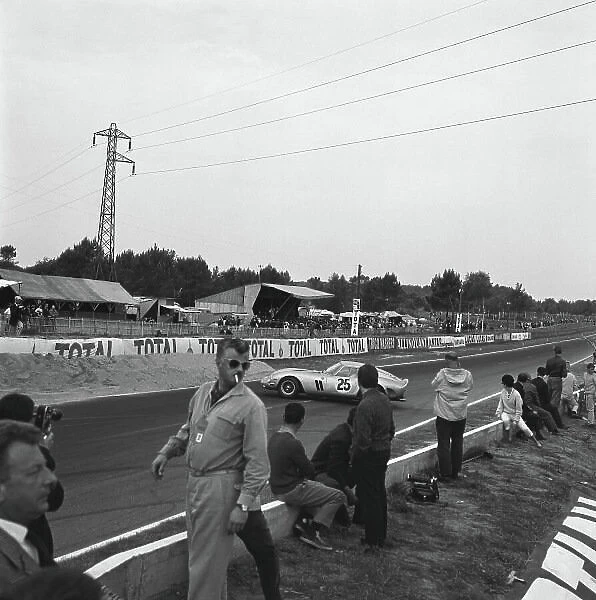 1963 Le Mans 24 Hours. Le Mans, France. 15th - 16th June 1963. Pierre Dumay  /  Elde (Ferrari 250 GTO), 4th position, action. World Copyright: LAT Photographic. Ref: 19364