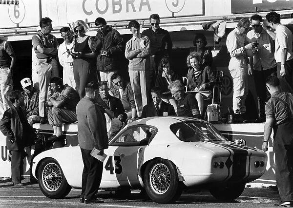 1964 Le Mans 24 Hours: Clive Hunt  /  John Wagstaff, 22nd position, pit stop action