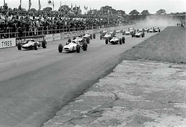 1965 British Grand Prix. Silverstone, Great Britain. 10 July 1965. Jim Clark, Lotus 33-Climax, 1st position, and Richie Ginther, Honda RA272, retired, lead at the start, action. World Copyright: LAT Photographic Ref: L65 / 334 / 27A