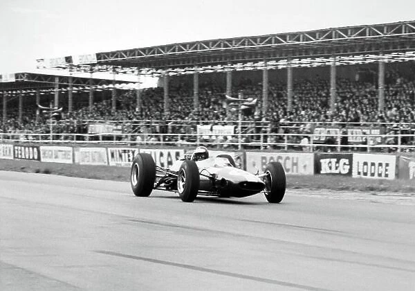 1965 British Grand Prix. Silverstone, Great Britain. 10 July 1965. Jim Clark, Lotus 33-Climax, 1st position, action. World Copyright: LAT Photographic