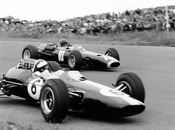 1965 Dutch Grand Prix. Zandvoort, Holland. 18 July 1965. Jim Clark, Lotus 33-Climax, 1st position, leads Graham Hill, BRM P261, 4th position, action. World Copyright: LAT Photographic Ref: 30227