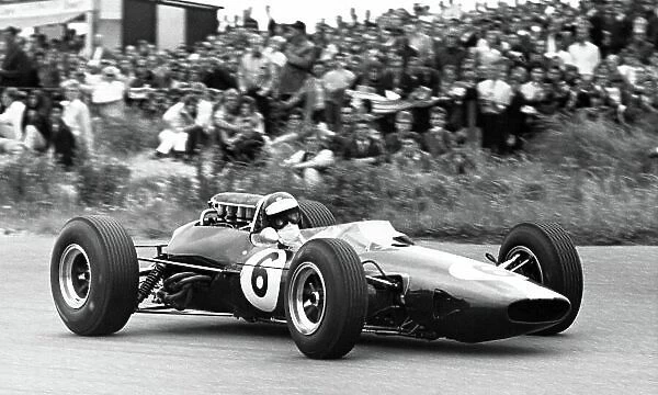 1965 Dutch Grand Prix. Zandvoort, Holland. 18 July 1965. Jim Clark, Lotus 33-Climax, 1st position, action. World Copyright: LAT Photographic Ref: Motor b&w print