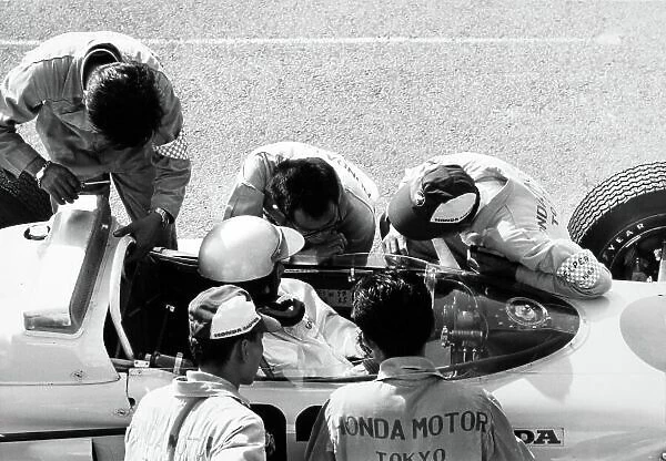 1965 Dutch Grand Prix. Zandvoort, Holland. 18 July 1965. Richie Ginther, Honda RA272, 6th position, with his mechanics. World Copyright: LAT Photographic Ref: Autocar b&w print