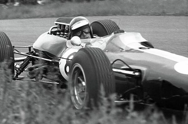 1965 Dutch Grand Prix. Zandvoort, Holland. 18 July 1965. Mike Spence, Lotus 25-Climax, 8th position, action. World Copyright: LAT Photographic Ref: Motor b&w print