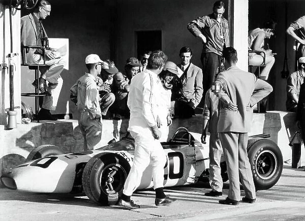 1965 Italian Grand Prix. Monza, Italy. 12 September 1965. Richie Ginther, Honda RA272, 14th position, in the pits. World Copyright: LAT Photographic Ref: 30863