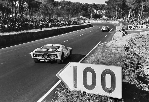 1965 Le Mans 24 Hours: Phil Hill  /  Chris Amon, retired, action