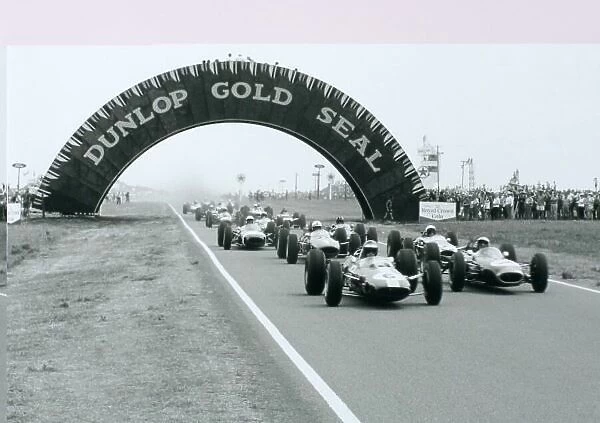 1965 South African Grand Prix. East London, South Africa. 30 / 12 / 64-1 / 1 / 1965. Jim Clark (Lotus 33 Climax) leads at the start. He finished in 1st position. World Copyright - LAT Photographic