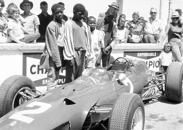 1965 South African Grand Prix. East London, South Africa. 30 / 12 / 64-1 / 1 / 1965. Lorenzo Bandini (Ferrari 1512), 15th position and retired. Here the local crowd gather in the pits to see the cars close up. Ref-28044 World Copyright - LAT Photographic