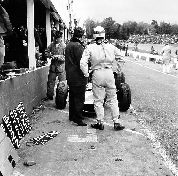 1965 United States Grand Prix. Watkins Glen, United States. 3 October 1965. Tony Rudd and Jackie Stewart, BRM P261, retired, in the pits. World Copyright: LAT Photographic Ref: 31381