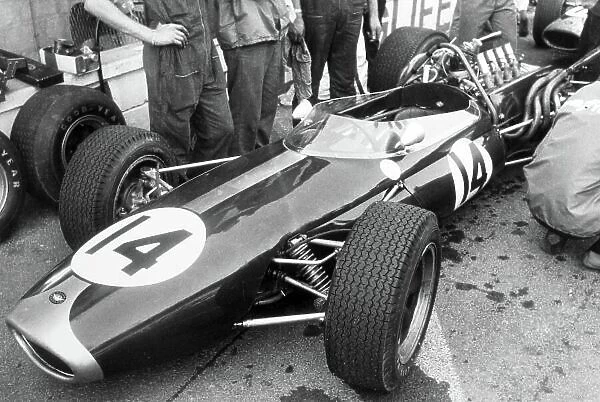 1966 French Grand Prix. Reims, France. 3 July 1966. Denny Hulme, Brabham BT20-Repco, 3rd position, in the pits. World Copyright: LAT Photographic