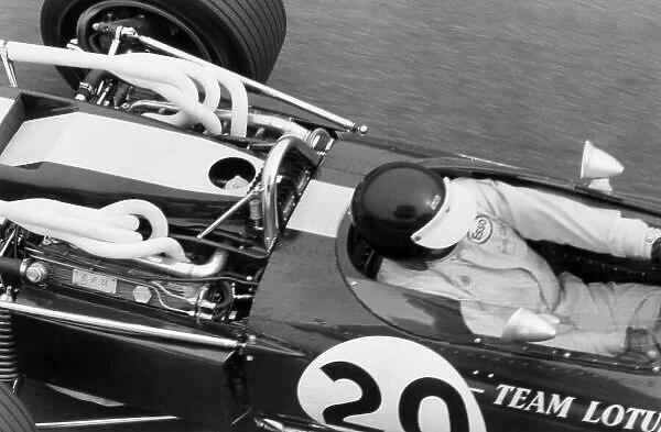 1966 Italian Grand Prix. Monza, Italy. 4 September 1966. Jim Clark, practices in 'Geki' Russo's Lotus 43-BRM, action. World Copyright: LAT Photographic Ref: Motor b&w print