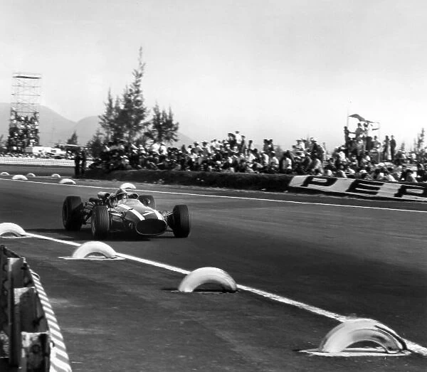 1966 Mexican Grand Prix. Mexico City, Mexico. 23 October 1966. John Surtees, Cooper T81-Maserati, 1st position, action. World Copyright: LAT Photographic Ref: 36855