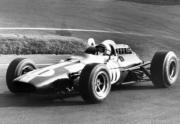 1966 Mexican Grand Prix. Mexico City, Mexico. 23 October 1966. Pedro Rodriguez, Lotus 33-Climax, retired, action. World Copyright: LAT Photographic Ref: Motor b&w print