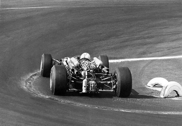 1966 Mexican Grand Prix. Mexico City, Mexico. 23 October 1966. John Surtees, Cooper T81-Maserati, 1st position, action. World Copyright: LAT Photographic Ref: b&w print