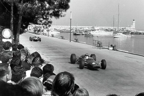 1966 Monaco Grand Prix. Monte Carlo, Monaco. 22 May 1966. Mike Spence, Lotus 33-BRM, retired, leads Richie Ginther, Cooper T81-Maserati, retired, action. World Copyright: LAT Photographic Ref: Motor b&w print