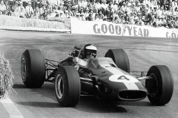 1966 Monaco Grand Prix. Monte Carlo, Monaco. 22 May 1966. Jim Clark, Lotus 33-Climax, retired, action. World Copyright: LAT Photographic Ref: b&w print