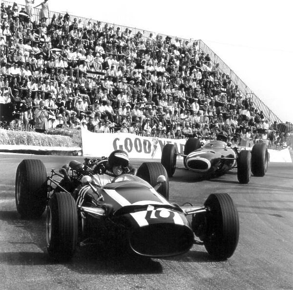 1966 Monaco Grand Prix. Monte Carlo, Monaco. 22 May 1966. Jochen Rindt, Cooper T81-Maserati, retired, leads Graham Hill, BRM P261, 3rd position, action. World Copyright: LAT Photographic Ref: 34097
