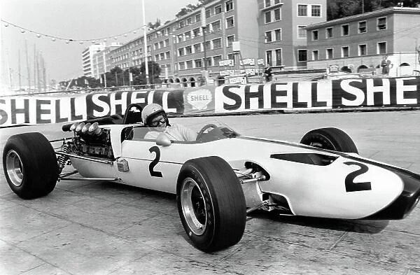 1966 Monaco Grand Prix. Monte Carlo, Monaco. 22 May 1966. Bruce McLaren, McLaren M2B-Ford, retired, action. World Copyright: LAT Photographic Ref: L66 / 296 / 13