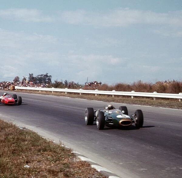 1966 United States Grand Prix: Jack Brabham leads Lorenzo Bandini