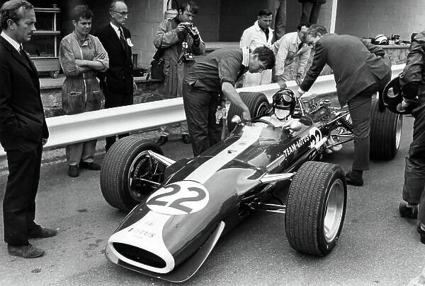 1967 Belgian Grand Prix. Spa-Francorchamps, Belgium. 18 June 1967. Graham Hill, Lotus 49-Ford, retired, in the pitlane. Colin Chapman stands left while Keith Duckworth is to the rear, action